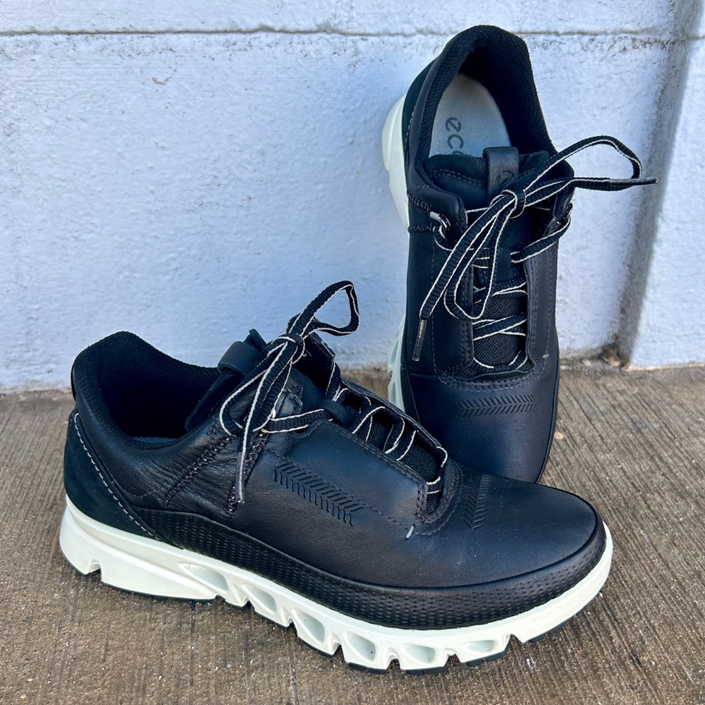 Women’s ECCO multi-vent leather Gore-Tex shoe black sz 6
